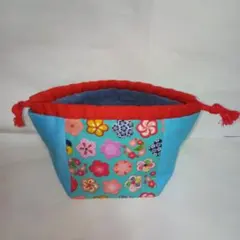 ハンドメイドの花柄 巾着袋 青と赤