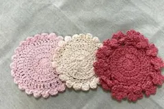 ハンドメイド お花のかぎ針編みコースター 3枚セット（くすみカラー）