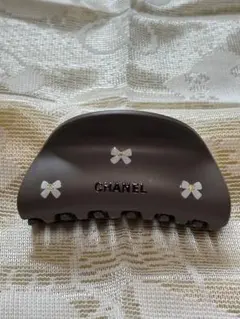 CHANEL ブラウン ヘアクリップ 花装飾のサムネイル