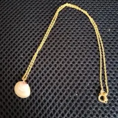 貝殻ペンダントのゴールドネックレス