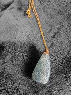 青緑色の天然石ペンダント