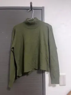 オリーブグリーン タートルネックニット