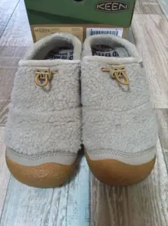 KEEN ベージュ ファー スリッポン - メルカリ