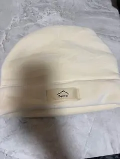 クリーム色 ニット帽 ロゴ付き