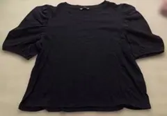黒のパフスリーブTシャツ