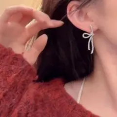 アシンメトリー リボン ジルコニア ピアス シルバー サージカルステンレス