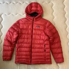 Patagonia フードダウンジャケット　レッドのサムネイル