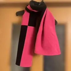 ピンクと黒のブロックパターンマフラー