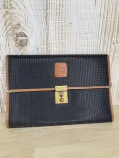 バリー　黒のクラッチバッグ 鍵付き