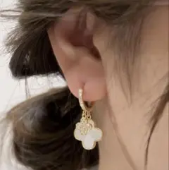 Amoriaピアス クローバーモチーフ フープピアス ゴールドカラー
