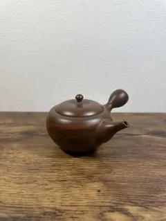伊藤昭陽 作 常滑焼 緑泥 松岩図小舟 急須 共箱共布 茶道具 伊藤昭陽 作 常滑焼 緑泥 松岩図小舟 急須 共箱共布 茶道具