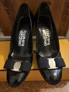 Ferragamo ブラック リボン付き ハイヒール