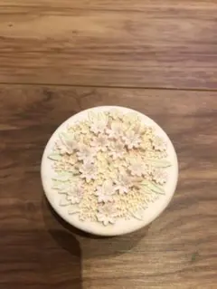 花の装飾 蓋付き小物入れ