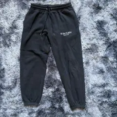 黒 ジョガーパンツ プリント入り