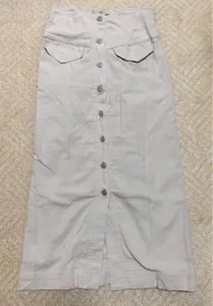 ライトベージュ ボタン付きタイトスカート