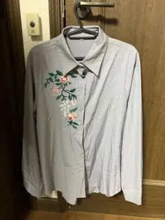 花柄刺繍 グレー 長袖シャツ
