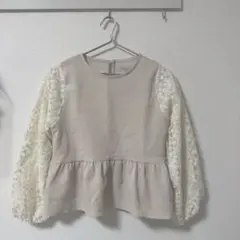 flower フリル付きペプラムトップス