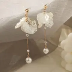 フラワーパールタッセルイヤリング　ゴールド　韓国　揺れる　結婚式　真珠