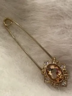 安全ピン ブローチ