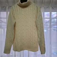 アイボリー ケーブルニット タートルネックセーター