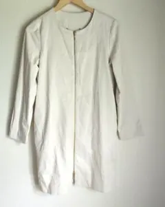 Loungedress アイボリー色 フロントジッパー　ノーカラーコート