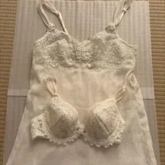 新品タグ付　Trefleアイボリー レース　ブラジャーとキャミソールセットD70