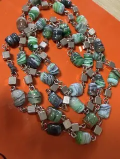 グリーンの石のロングネックレス