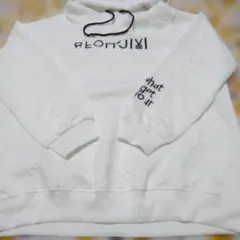 REOMJIYIの白地に英語の地模様に中央&袖に黒でロゴの刺繍のフードのパーカー