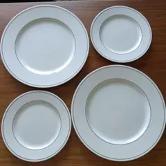 食器セット 4枚２組　 白地 銀色ライン