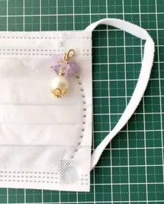 【ハンドメイド】開運紫水晶とコットンパール調ビーズのマスクチャーム