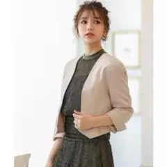 ニアナ ノーカラーショート パーティージャケット ベージュ M 結婚式