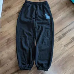 LAロゴ ブラックスウェットパンツ