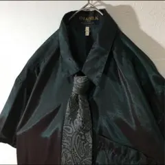 ・【個性派古着】ネクタイ付き半袖シルクシャツ　光沢　色が変わる　緑　ペイズリー柄