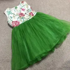 緑色と白の刺繍入りドレス