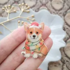 ウェルシュ・コーギーのクリスマスピンバッジ イルミネーション とサンタ帽