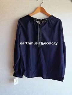 earthmusic＆ecology アースミュージック バックリボンブラウス紺のサムネイル