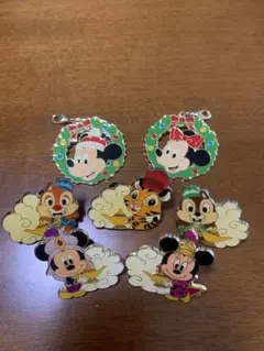ディズニー　ピンバッジ　チャーム　　ストラップ　メダル　まとめ売り 単品販売】金バッジ ディズニーキャラクター マルチ1【種類