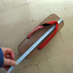 会津桐　本桐 伝統的な桐下駄　赤と黒の鼻緒　軽く履きやすい　23cm×8.5cm