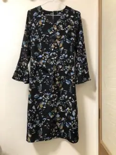 花柄長袖ひざ丈ワンピースのサムネイル
