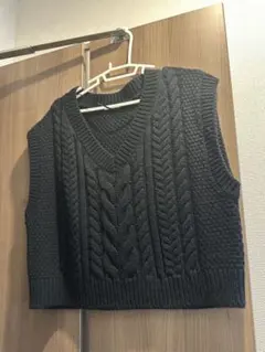 GU 黒 ケーブル編み ニットベスト