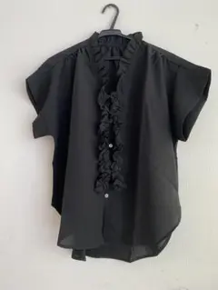 フリル付き黒半袖シャツ