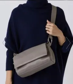 ビアズリー beardsley⭐︎レザーボディバッグ