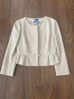 TOCCA薄いベイジュ のノーカラージャケット　ショート丈