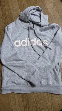 adidas グレー フード付きパーカー