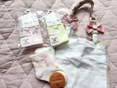 新品　ベビー用靴2足・ミトン2枚・スタイセット