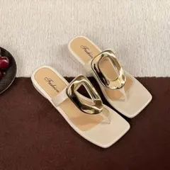ホワイト スクエアトゥ サンダル ゴールドメタルチャーム ファッション 夏 美品