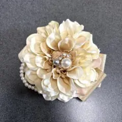 ナチュラルベージュ & ゴールド　パール付きお花コサージュ