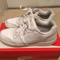 Nike ホワイトスニーカーのサムネイル