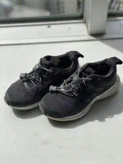 adidas グレーのキッズスニーカー　17センチ