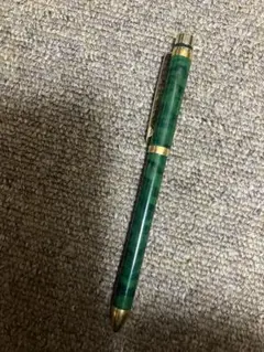 y*3様 緑の樹脂製ボールペン